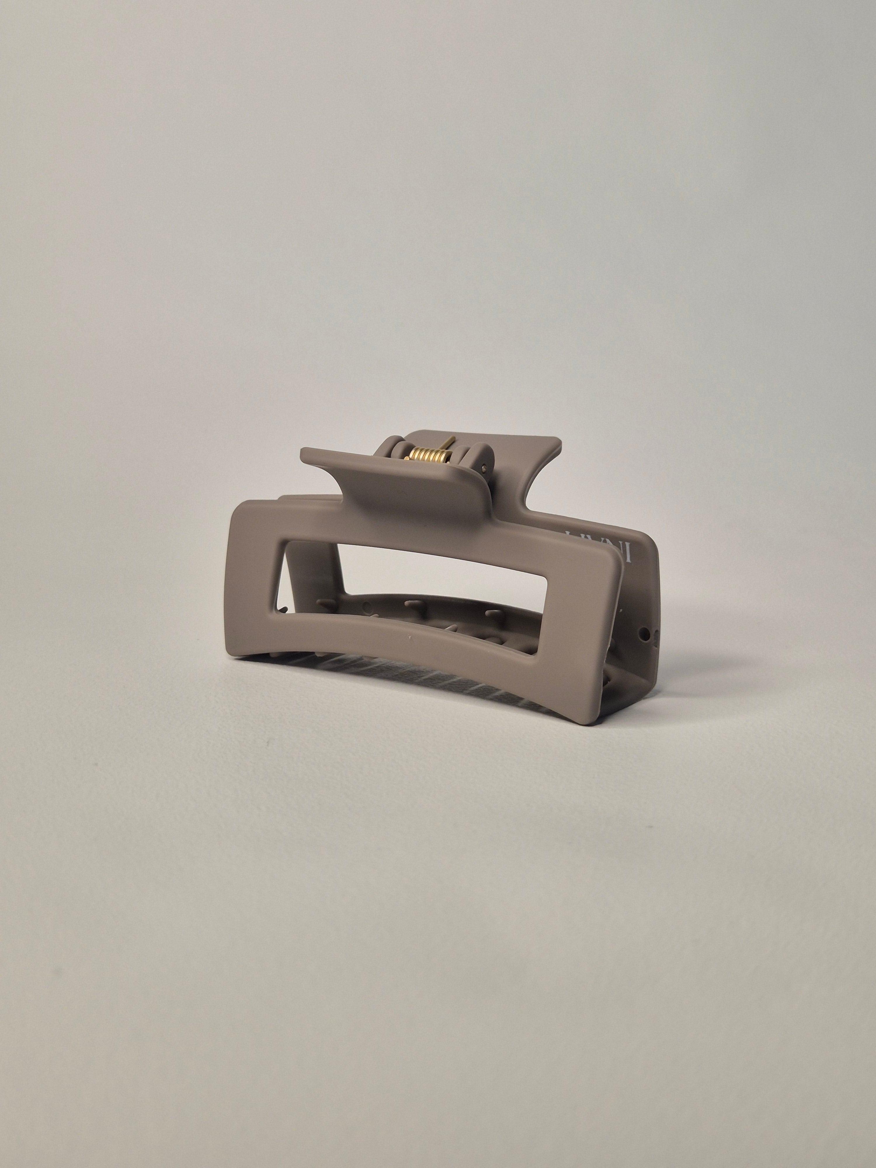 Beige hårklämma Classic Sand i mjuk TPU, Medium 8,5 cm