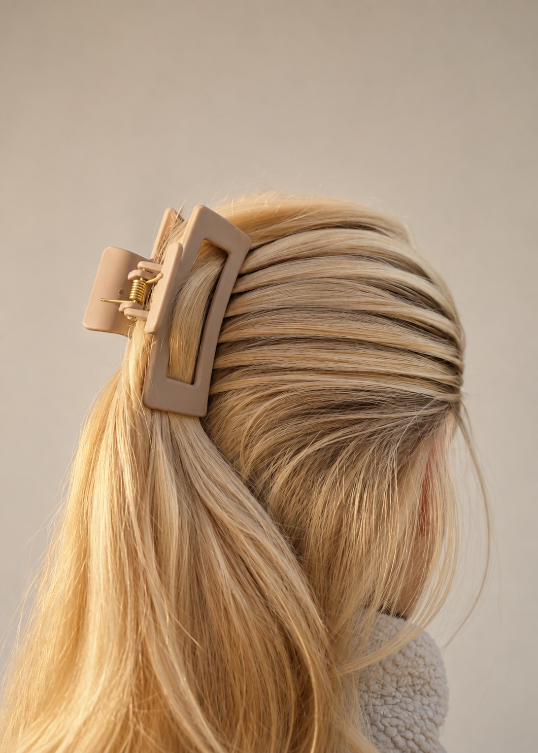 Beige hårklämma Classic Sand i mjuk TPU buren i håret, Medium 8,5 cm