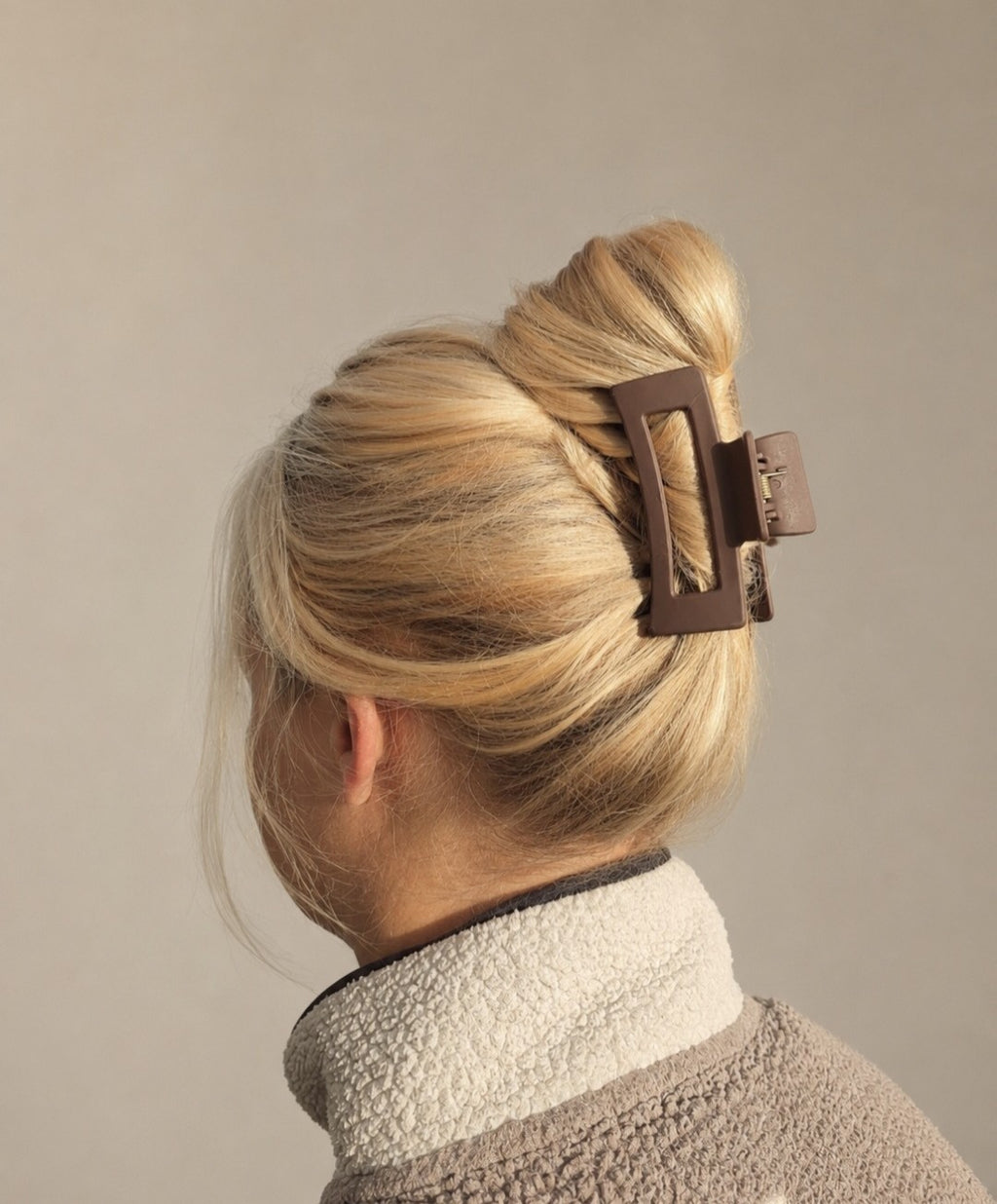 Hårklämma Classic Mocha i mjuk TPU buren i håret, Medium 8,5 cm